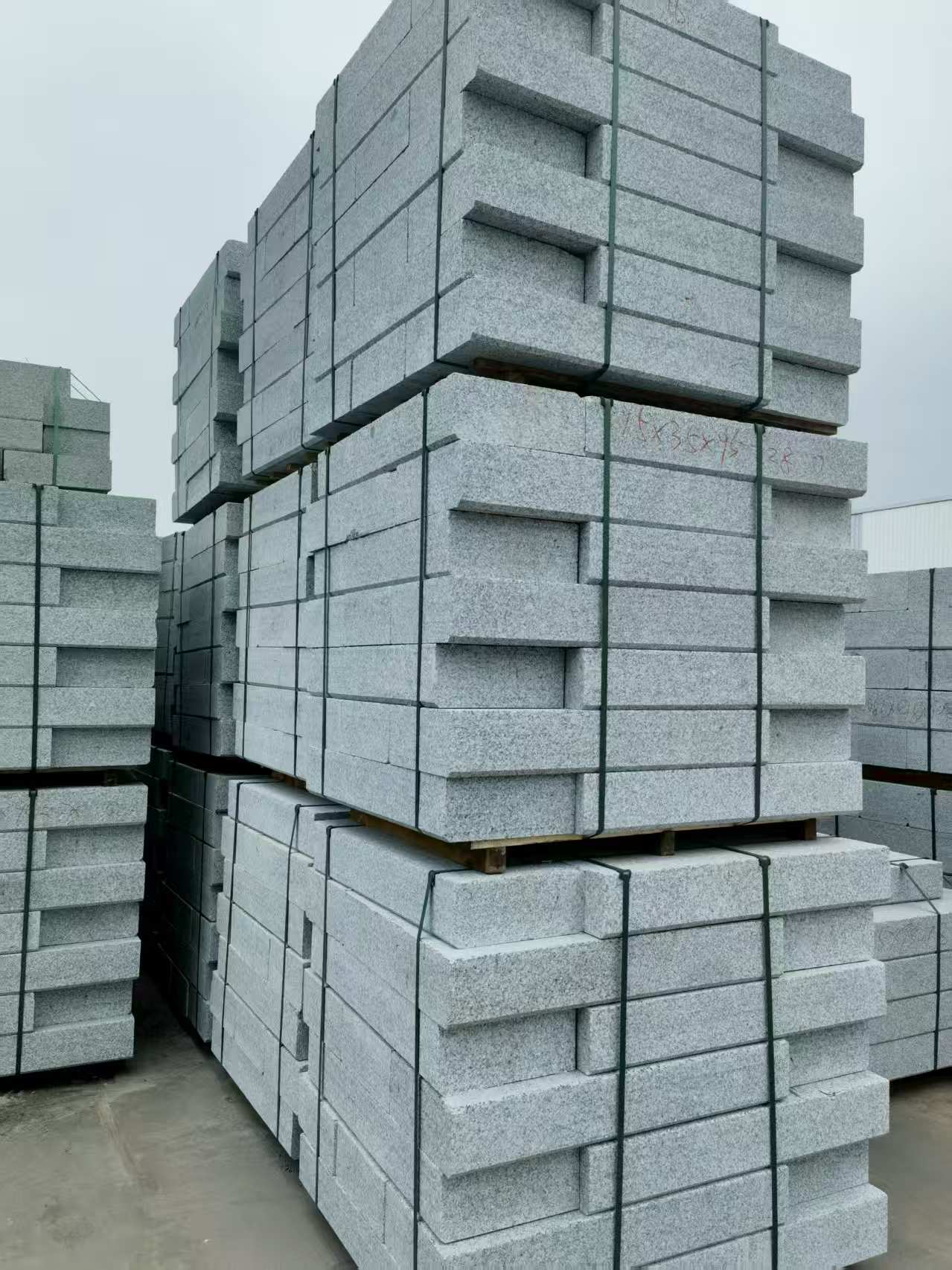 营口 路沿石，板板正正的路沿石