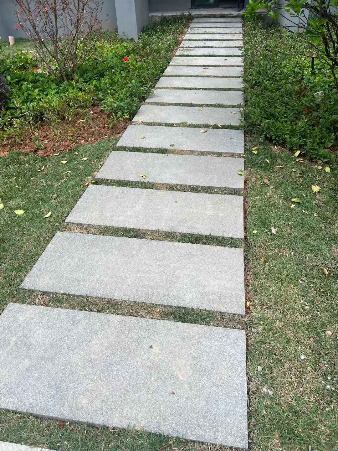 营口 芝麻黑小区踏步、汀步石铺装效果