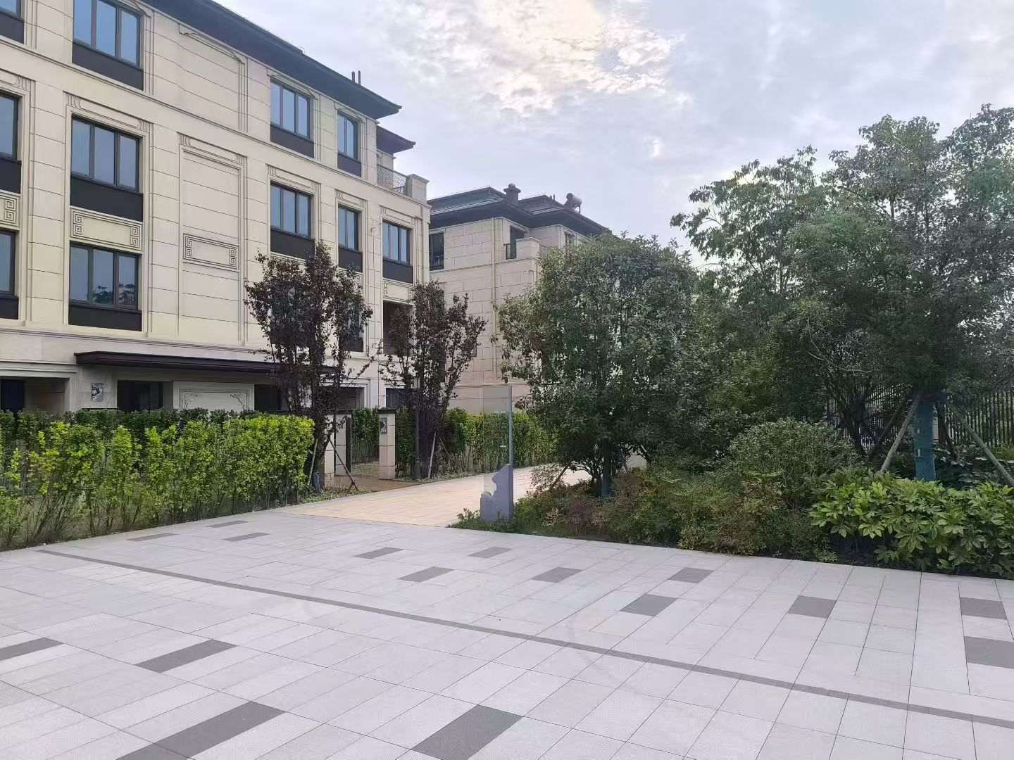 营口 芝麻白与芝麻白搭配铺装，尺寸1200*600